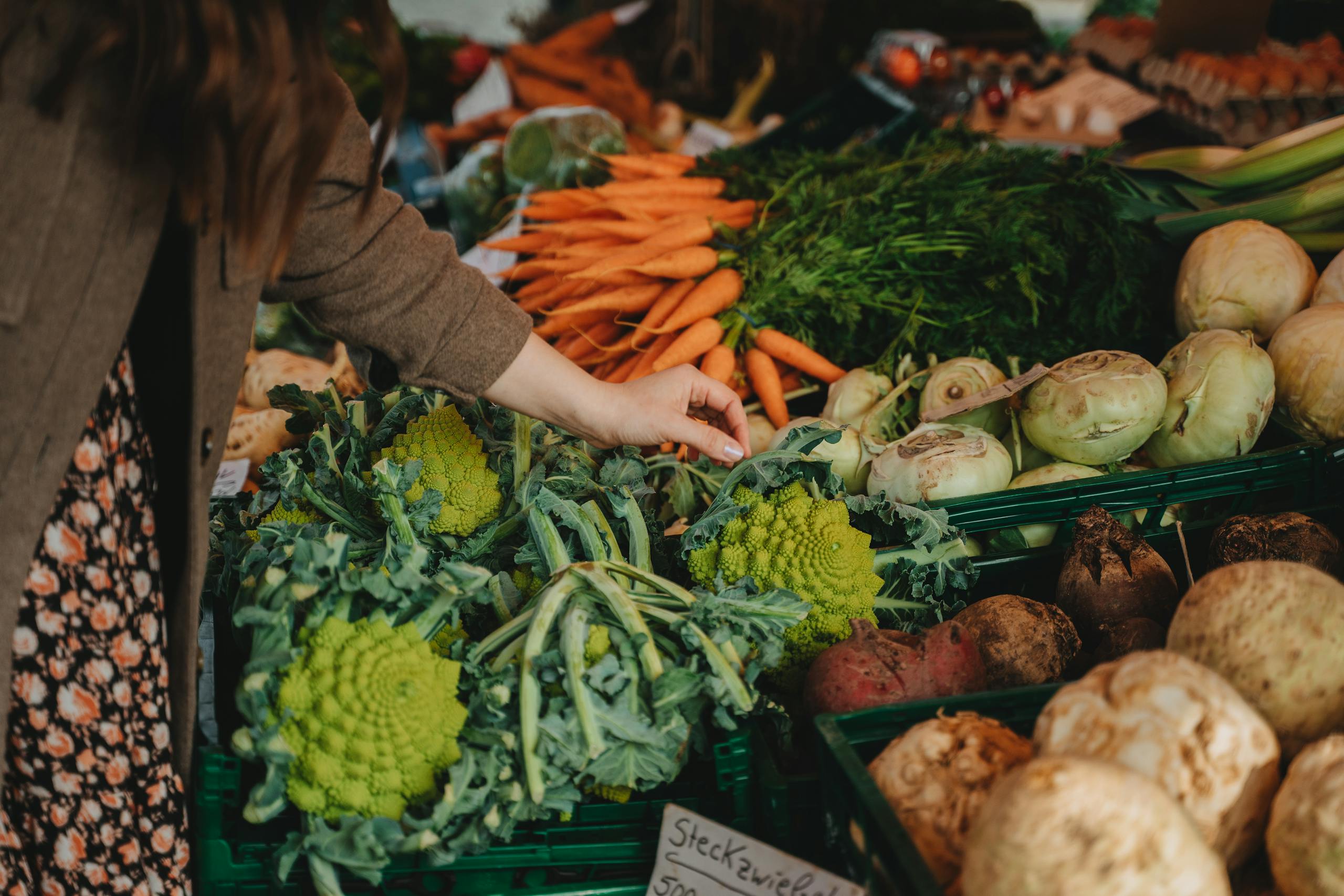 Panier de légumes locaux pour manger sain avec un petit budget